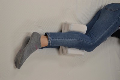 SW Bedding Orthopädisches Kniekissen Beinkissen klappbar aus Visco mit Bezug SANcare weiß