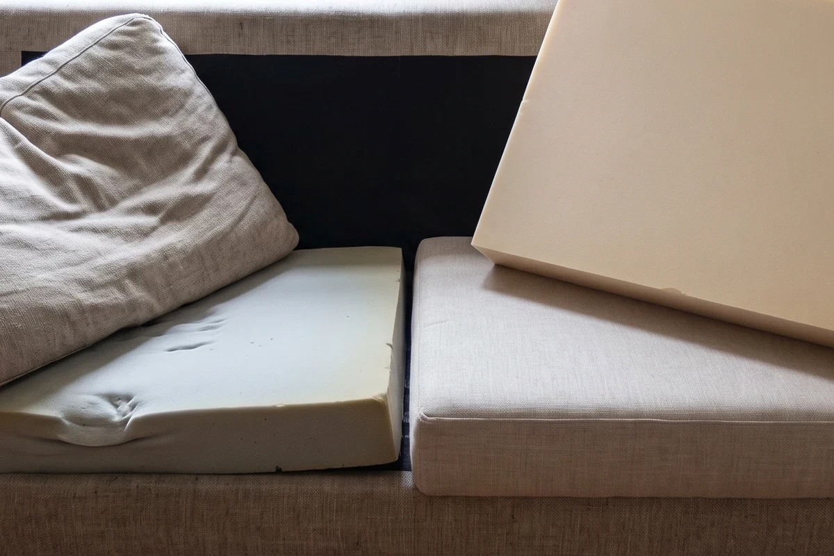 Altes durchgesessenes und neues Sitzkissen im Vergleich
